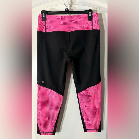 Victoria’s Secret Knockout Capris - Picture 2 of 3